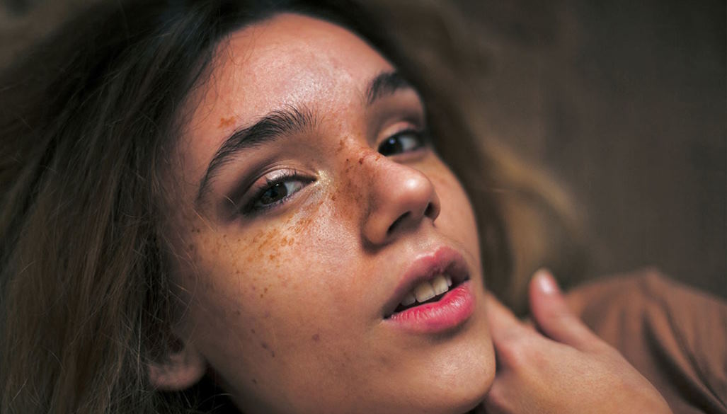 How to Create a Faux Freckles Makeup Look: Tips and Techniques